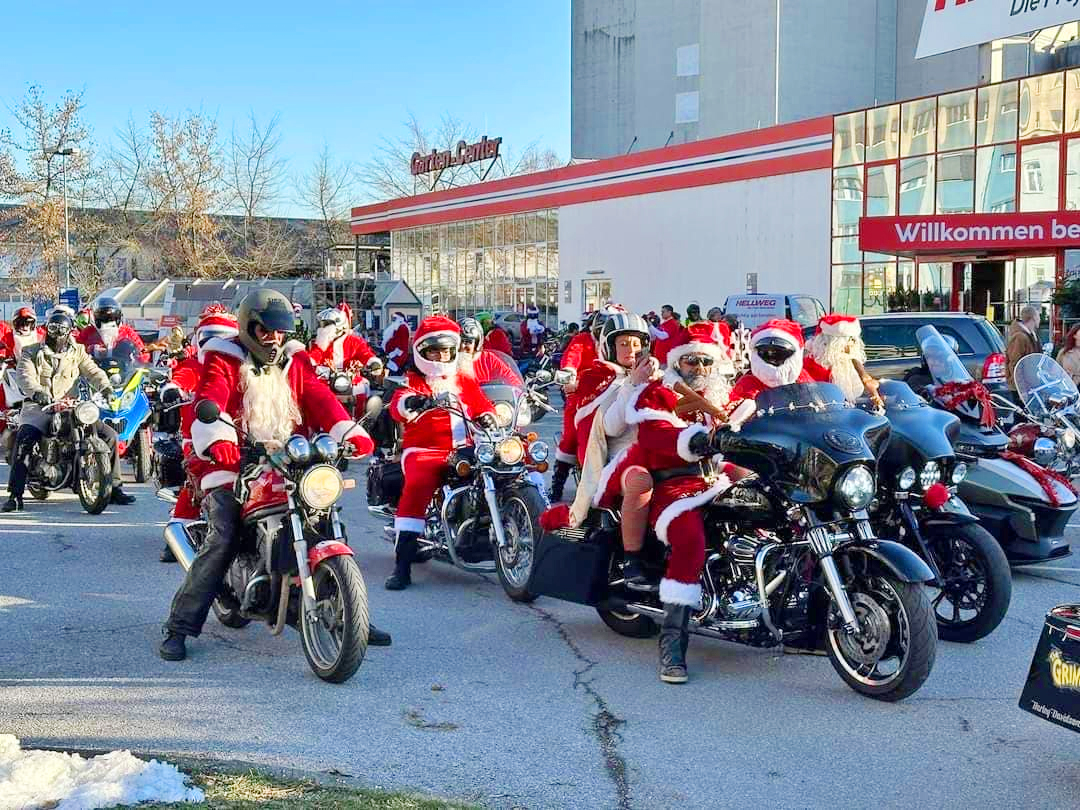 Bikerinnen und Biker in Weihnachtskostümen beim Christmas Run